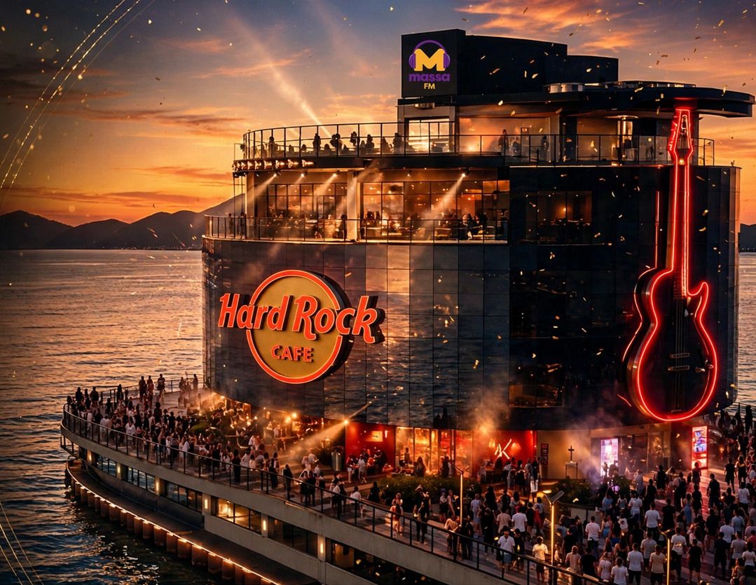 Hard Rock Cafe no Píer de Itapema ao pôr do sol, com público reunido ao longo do píer